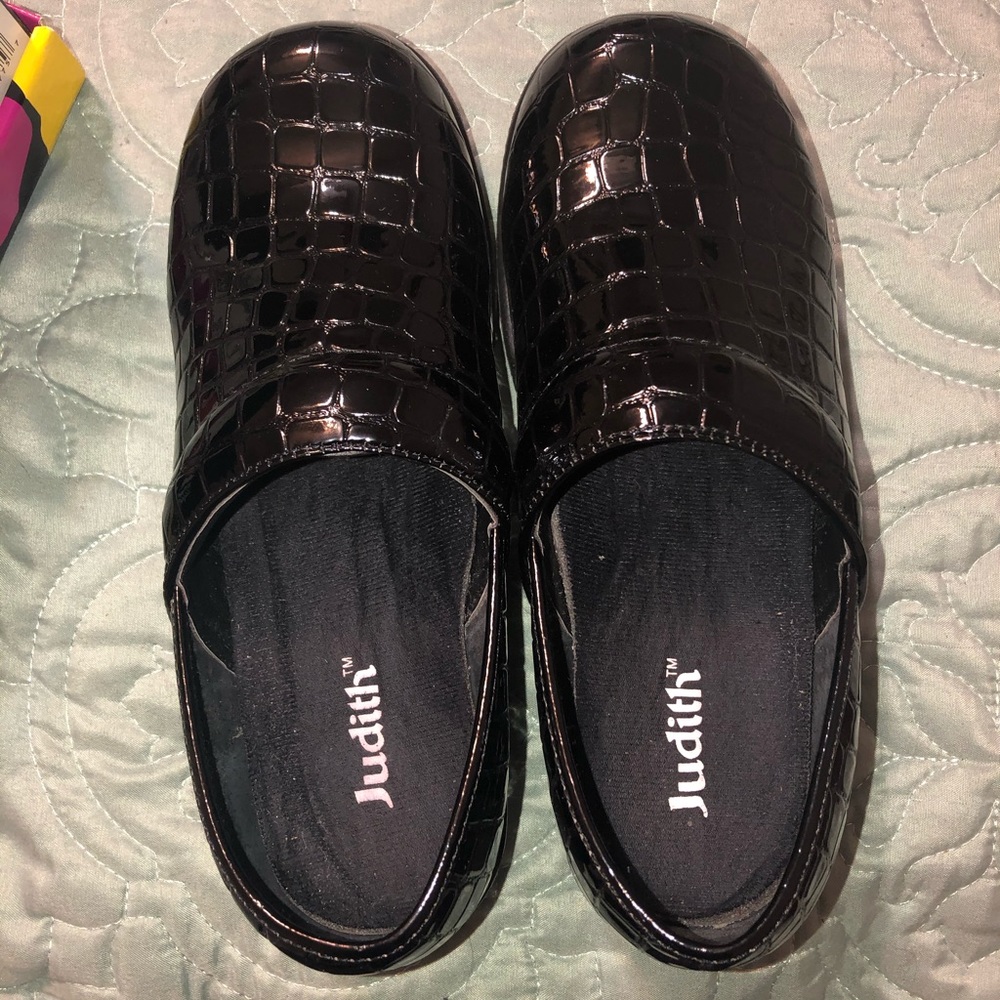 Nursing clogs